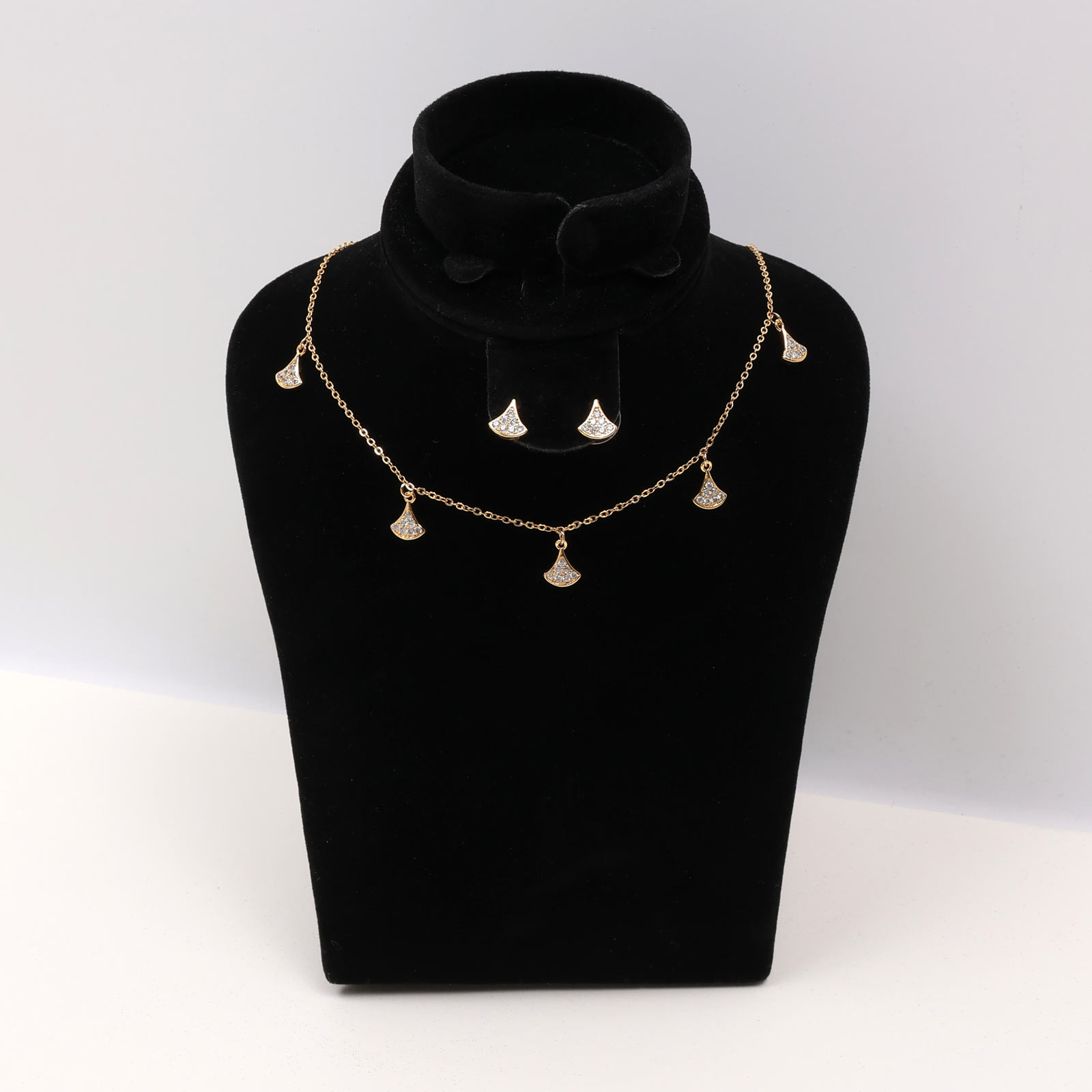 SA20ONS4 Fan-Shaped Pendant Jewelry Set - Image 1